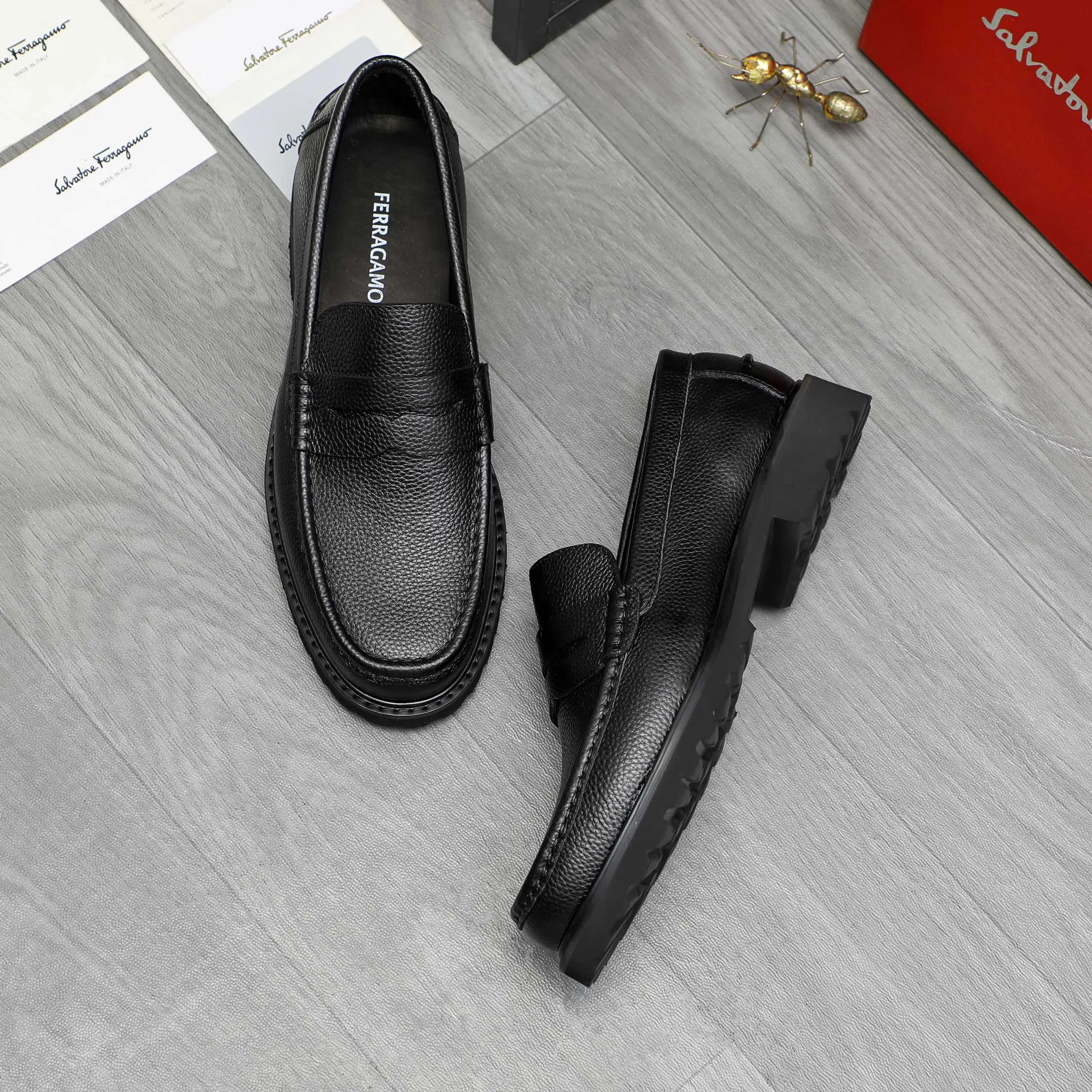 Men's shoes 💰442 Product trademark: Ferragamo "Ferragamo" business formal leather shoes Regular size: 38-46 (45.46 is custom-made and non-returnable) Product materials: Selected small pebbled cowhide upper, cowhide lining, non-slip rubber outsole